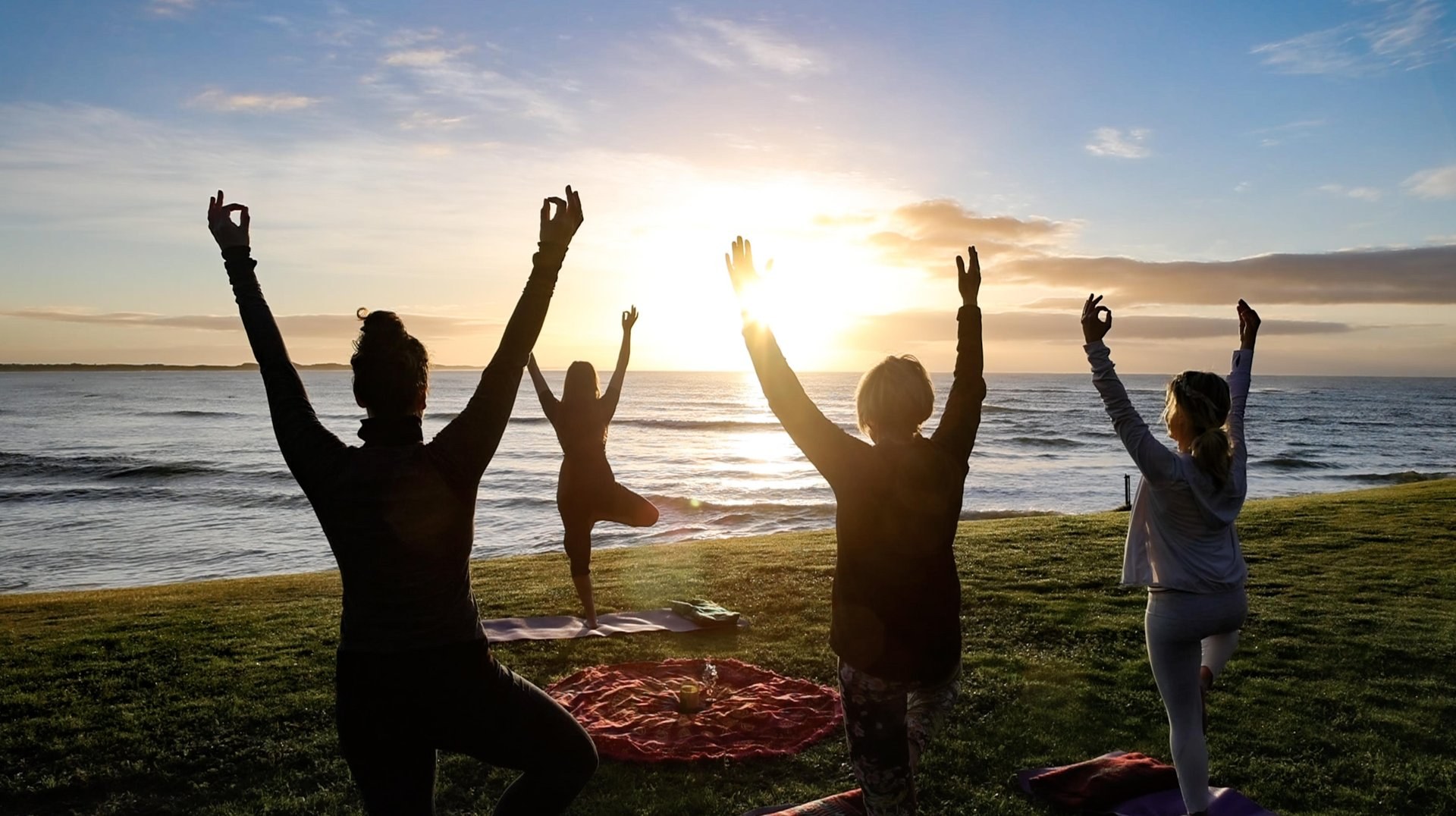 Enjoy yoga wellness together by the sea