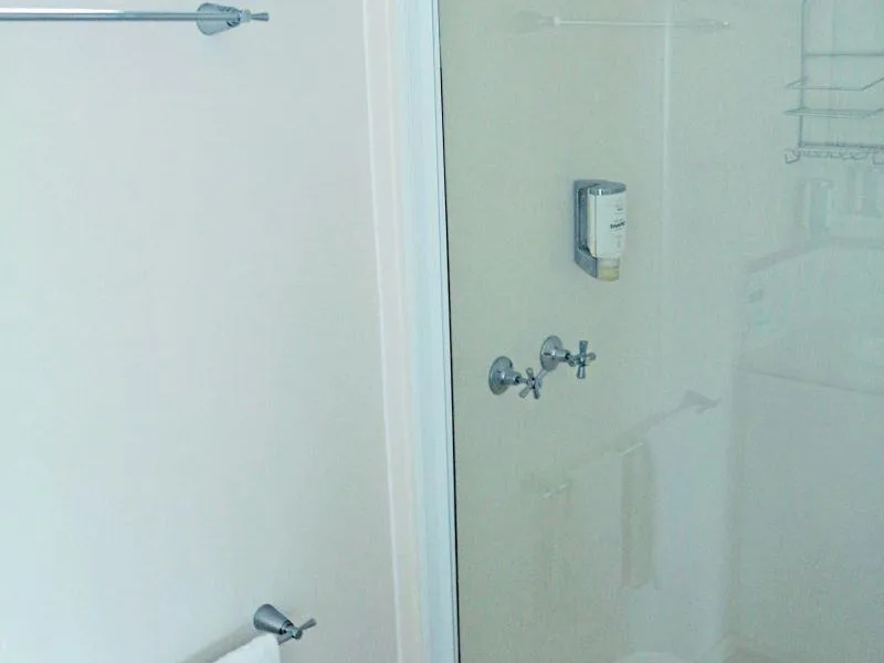3 bedroom cottage sleeps 6 shower