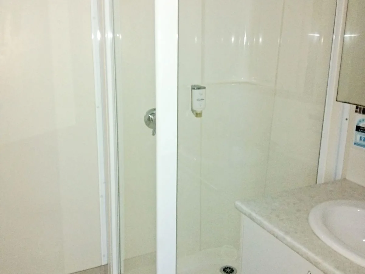 3 bedroom cottage sleeps 7 shower