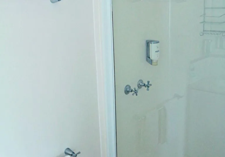 3 bedroom cottage sleeps 6 shower