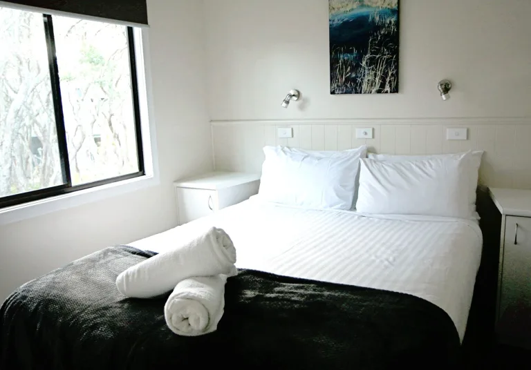 3 bedroom cottage sleeps 7 main bedroom r
