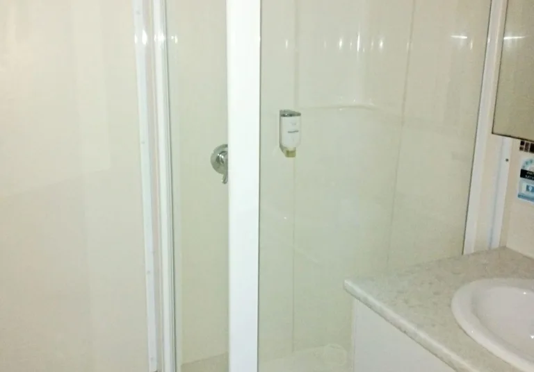 3 bedroom cottage sleeps 7 shower